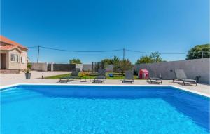 niebieski basen z krzesłami i stołem w obiekcie Cozy Home In Biograd Na Moru w Biogradzie na Moru +32 zdjęcia