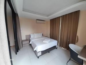 Postel nebo postele na pokoji v ubytování Avatar Suites Hotel - SHA Extra Plus