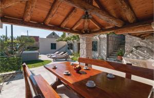 Patio alebo iná vonkajšia časť ubytovania Three-Bedroom Holiday Home In Podgrade