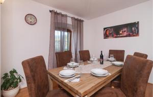 Nápoje v ubytovaní Three-Bedroom Holiday Home In Podgrade