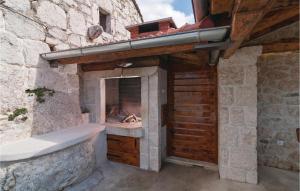 Fotografia z galérie ubytovania Three-Bedroom Holiday Home In Podgrade v destinácii Podgrađe