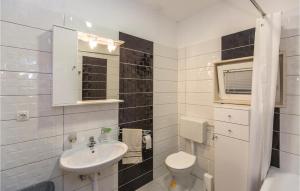 Koupelna v ubytování Three-Bedroom Apartment In Komarna