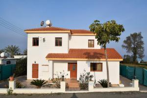 Ayia Marina的住宿－Olgas Villa，白色房子,有红色屋顶
