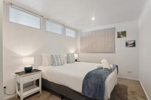 En eller flere senge i et værelse på Picturesque View - 2 bedroom flat with kitchenette