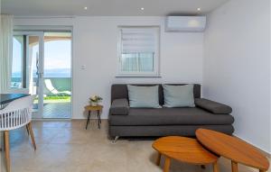 Posezení v ubytování Beautiful Apartment In Labin With Wifi