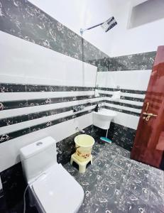 Bilik mandi di RAVINDRA GEETA Inn