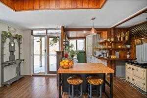 Køkken eller tekøkken på Bellbird Rise Off-Grid Cottage + 38 billeder