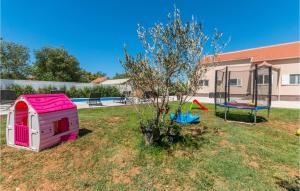 Ogród w obiekcie Cozy Home In Biograd Na Moru