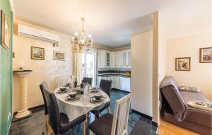 ein Esszimmer und eine Küche mit Tisch und Stühlen in der Unterkunft 3 Bedroom Stunning Home In Podstrana in Podstrana