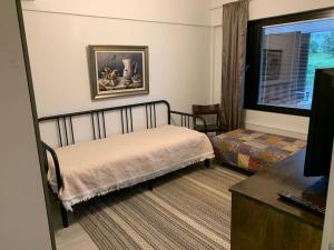 a bedroom with a bed and a window at Villa Venetsia tilava huvila in Lapua