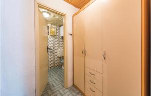 Koupelna v ubytování 1 Bedroom Lovely Apartment In Rabac + 11 fotografií