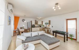 Η κουζίνα ή μικρή κουζίνα στο 3 Bedroom Cozy Home In Svetvincenat