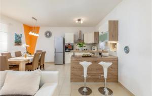 Η κουζίνα ή μικρή κουζίνα στο 3 Bedroom Cozy Home In Svetvincenat