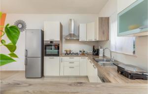 Η κουζίνα ή μικρή κουζίνα στο 3 Bedroom Cozy Home In Svetvincenat +25 φωτογραφίες