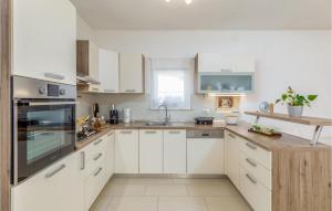 Η κουζίνα ή μικρή κουζίνα στο 3 Bedroom Cozy Home In Svetvincenat