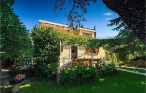 una casa con un jardín delante de ella en Villa Perla, en Jadranovo 50 fotos más