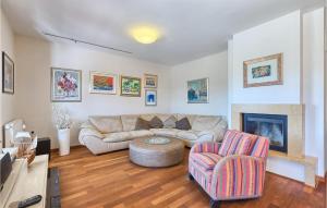 Una sala de estar con un sofá y una chimenea. en Villa Perla, en Jadranovo