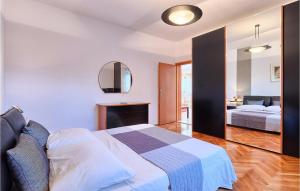 Un dormitorio con una cama y un sofá. en Villa Perla, en Jadranovo
