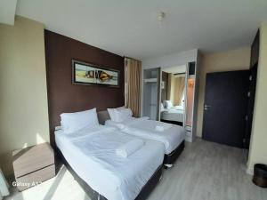 Postel nebo postele na pokoji v ubytování Avatar Suites Hotel - SHA Extra Plus