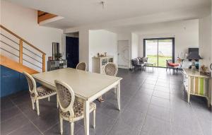 ヴェルトゥにある3 Bedroom Beautiful Home In Vertouのテーブルと椅子のあるダイニングルーム