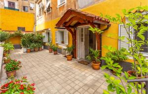 Vonkajšia záhrada v ubytovaní 2 Bedroom Stunning Apartment In Rijeka