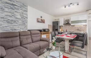 Kuchyňa alebo kuchynka v ubytovaní 2 Bedroom Stunning Apartment In Rijeka