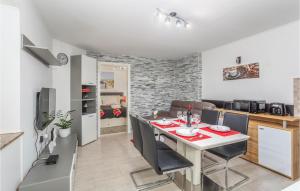 Kuchyňa alebo kuchynka v ubytovaní 2 Bedroom Stunning Apartment In Rijeka