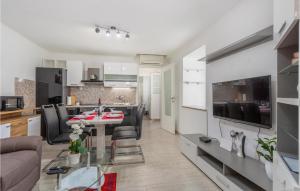 Kuchyňa alebo kuchynka v ubytovaní 2 Bedroom Stunning Apartment In Rijeka