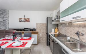 Kuchyňa alebo kuchynka v ubytovaní 2 Bedroom Stunning Apartment In Rijeka