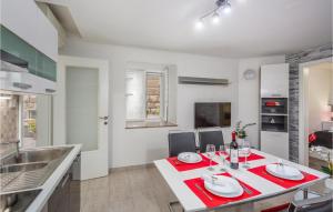 Kuchyňa alebo kuchynka v ubytovaní 2 Bedroom Stunning Apartment In Rijeka