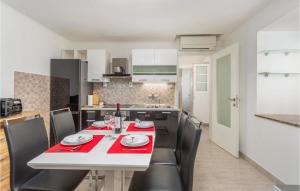 Kuchyňa alebo kuchynka v ubytovaní 2 Bedroom Stunning Apartment In Rijeka