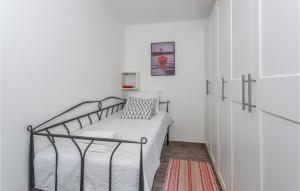 Posteľ alebo postele v izbe v ubytovaní 2 Bedroom Stunning Apartment In Rijeka