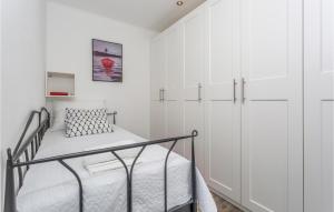 Posteľ alebo postele v izbe v ubytovaní 2 Bedroom Stunning Apartment In Rijeka