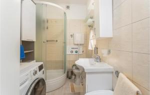 Kúpeľňa v ubytovaní 2 Bedroom Stunning Apartment In Rijeka