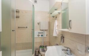Kúpeľňa v ubytovaní 2 Bedroom Stunning Apartment In Rijeka