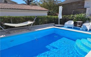 Piscina de la sau aproape de Villa Zlatica