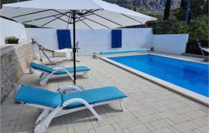 Piscina de la sau aproape de Villa Zlatica