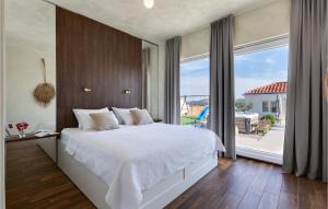 Una cama o camas en una habitación de Villa Nebesi 46 fotos más