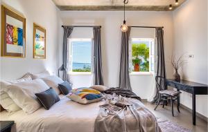 une chambre avec un lit avec un bureau et des fenêtres dans l'établissement Villa Pia, à Opatija