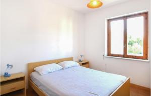 a bedroom with a bed and a window at Cozy Apartment In Nocera Terinese in Nocera Terinese