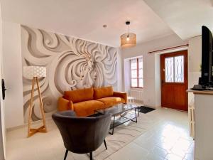 ein Wohnzimmer mit Sofa und Tisch in der Unterkunft Maison 2 chambres, village calme - Village Vaux 3 minutes Auxerre in Auxerre