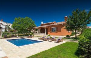 a house with a swimming pool in a yard at Villa Maria Betiga in Pula
