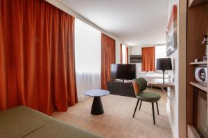 Novotel Lyon Centre-Confluence Bord de Saone的休息区