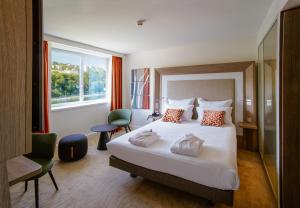 Novotel Lyon Centre-Confluence Bord de Saone客房内的一张或多张床位