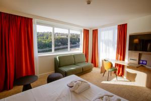 Novotel Lyon Centre-Confluence Bord de Saone客房内的一张或多张床位