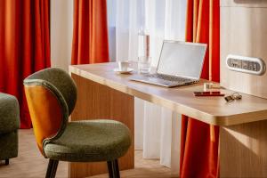 Novotel Lyon Centre-Confluence Bord de Saone的电视和/或娱乐中心