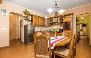 Köök või kööginurk majutusasutuses 2 Bedroom Gorgeous Home In Veli Brgud