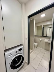Koupelna v ubytování Figaro Suites + 37 fotografií
