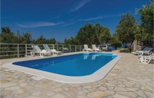 Bazén v ubytovaní Two-Bedroom Apartment With Sea View In Orebic alebo v jeho blízkosti