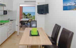 Kuchyňa alebo kuchynka v ubytovaní Two-Bedroom Apartment With Sea View In Orebic